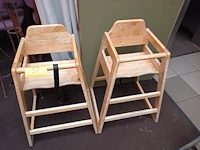 Lot 57 - houten kinderstoel. 2 stuks - afbeelding 1 van  3