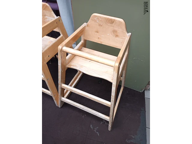 Lot 57 - houten kinderstoel. 2 stuks - afbeelding 2 van  3