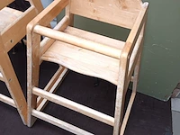 Lot 57 - houten kinderstoel. 2 stuks - afbeelding 2 van  3