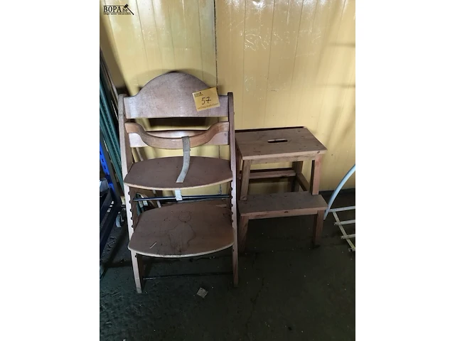 Lot 57 - houten kinderstoel en opstapje - afbeelding 1 van  2
