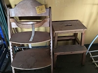 Lot 57 - houten kinderstoel en opstapje - afbeelding 1 van  2