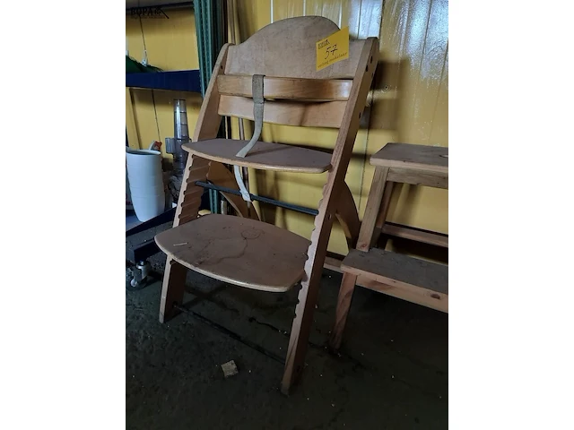 Lot 57 - houten kinderstoel en opstapje - afbeelding 2 van  2