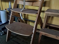 Lot 57 - houten kinderstoel en opstapje - afbeelding 2 van  2