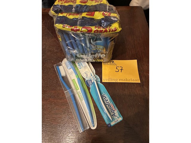 Lot 57 - pak scheermesjes, tandenborstels, 4 stuks - afbeelding 1 van  3