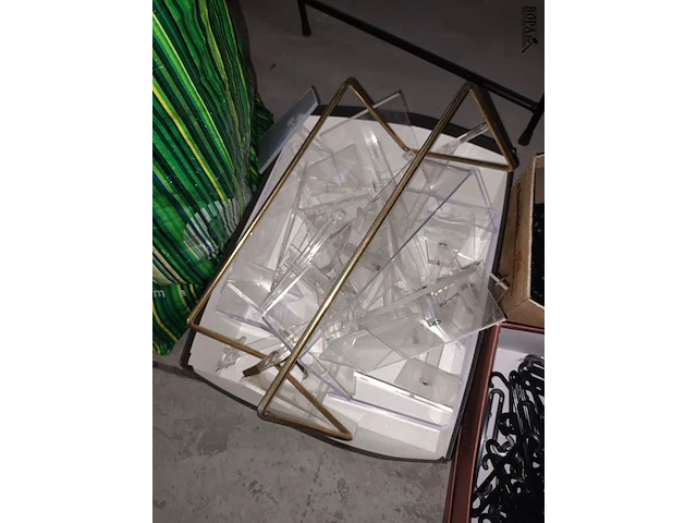 Lot 57 - plexi winkel statieven - afbeelding 4 van  5