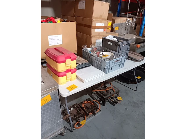 Lot 57 - plooitafel en 2 transportboxen - afbeelding 1 van  2