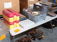 Lot 57 - plooitafel en 2 transportboxen - afbeelding 1 van  2