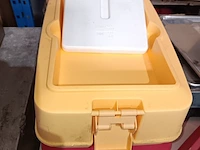 Lot 57 - plooitafel en 2 transportboxen - afbeelding 2 van  2