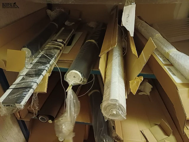 Lot 57 - rekken en kasten - afbeelding 3 van  16