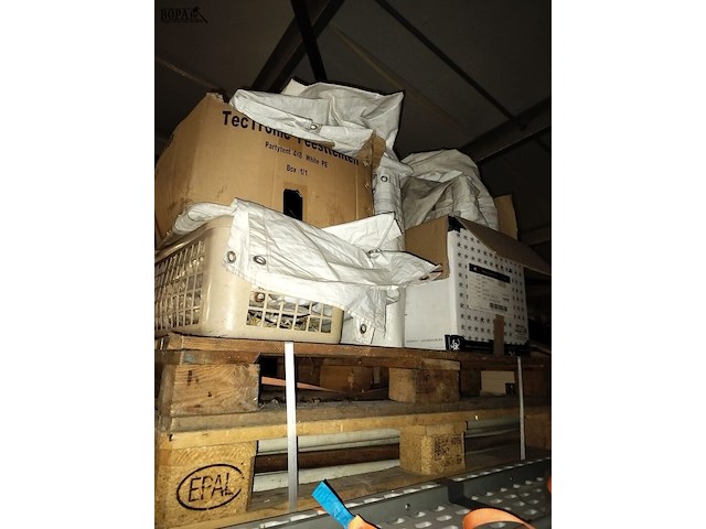 Lot 57 - witte partytent - afbeelding 1 van  2