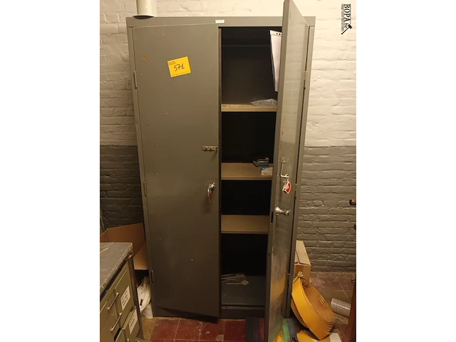 Lot 571 - metalen dossierkast - afbeelding 1 van  3