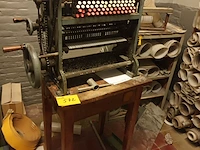 Lot 572 - antieke ponskaartmachine - afbeelding 1 van  5