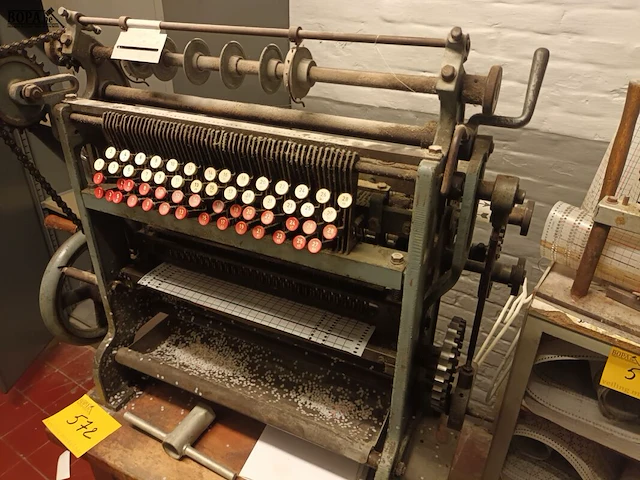 Lot 572 - antieke ponskaartmachine - afbeelding 5 van  5