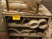 Lot 573 - metalen rek met inhoud - afbeelding 1 van  2