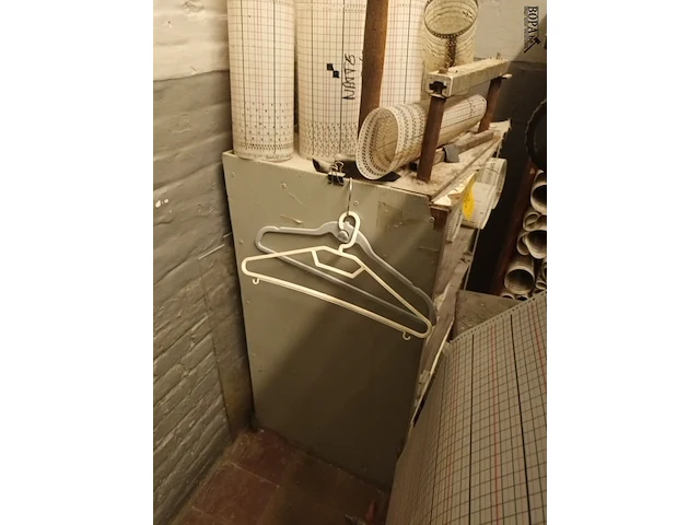 Lot 573 - metalen rek met inhoud - afbeelding 2 van  2
