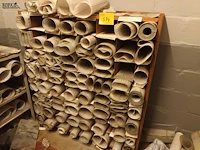 Lot 574 - houten vakkenkast - afbeelding 1 van  3