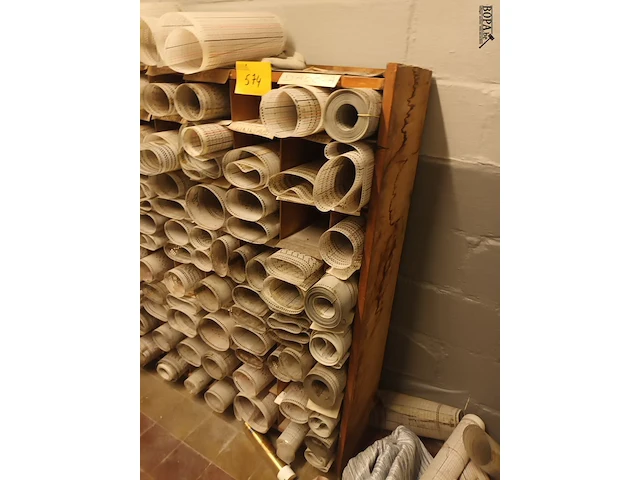 Lot 574 - houten vakkenkast - afbeelding 2 van  3