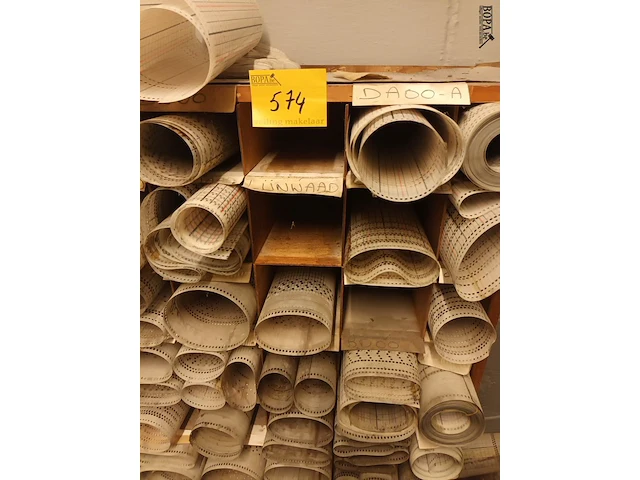 Lot 574 - houten vakkenkast - afbeelding 3 van  3