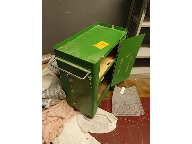 Lot 575 - metalen trolley kastje - afbeelding 2 van  3