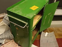 Lot 575 - metalen trolley kastje - afbeelding 2 van  3