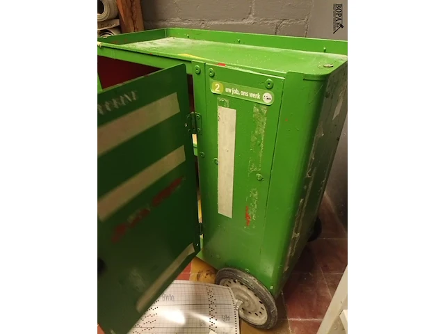 Lot 575 - metalen trolley kastje - afbeelding 3 van  3