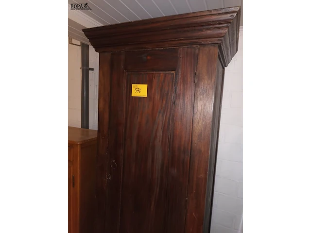 Lot 576 - massieve smalle kast - afbeelding 1 van  6