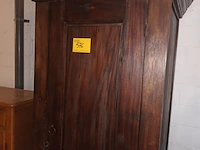 Lot 576 - massieve smalle kast - afbeelding 1 van  6