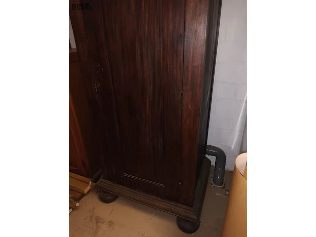 Lot 576 - massieve smalle kast - afbeelding 2 van  6