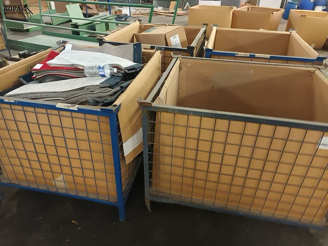 Lot 576 - metalen stapelkooi. 4 stuks - afbeelding 3 van  3