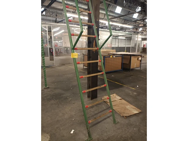 Lot 577 - metalen trap - afbeelding 1 van  3