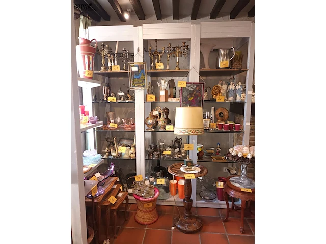 Lot 579 - vitrine rekken - afbeelding 1 van  3