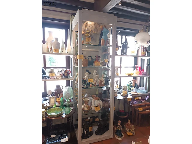 Lot 579 - vitrine rekken - afbeelding 2 van  3
