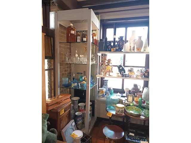 Lot 579 - vitrine rekken - afbeelding 3 van  3