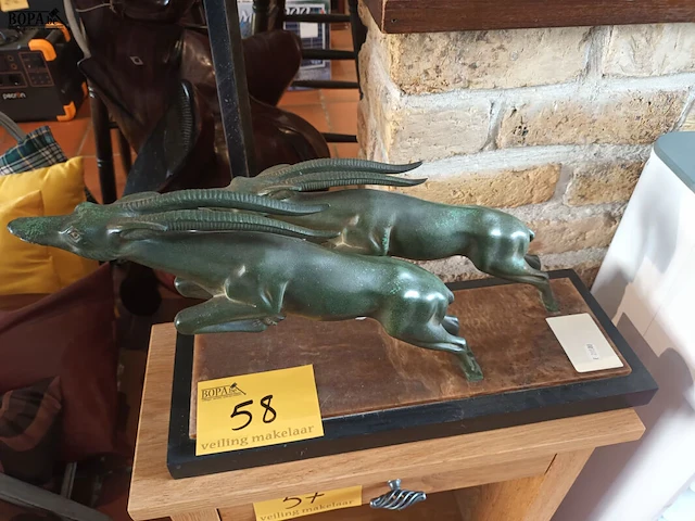 Lot 58 - antilopes op marmer - afbeelding 1 van  5