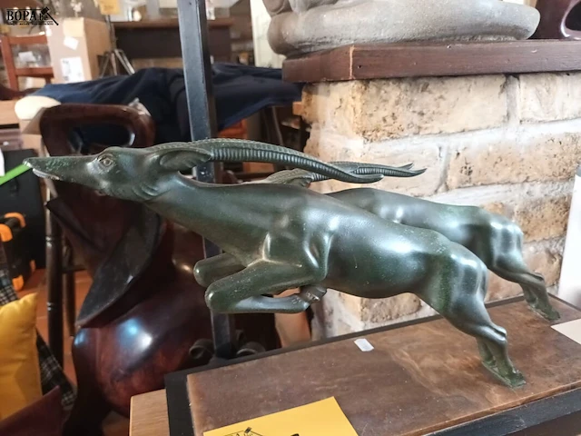 Lot 58 - antilopes op marmer - afbeelding 2 van  5