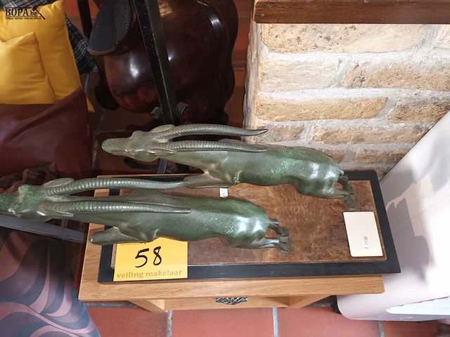 Lot 58 - antilopes op marmer - afbeelding 4 van  5