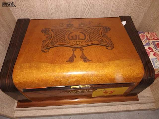 Lot 58 - houten kist met kantoormateriaal - afbeelding 3 van  4