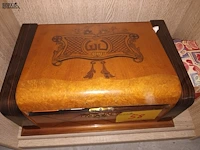 Lot 58 - houten kist met kantoormateriaal - afbeelding 3 van  4