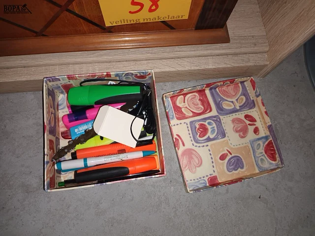 Lot 58 - houten kist met kantoormateriaal - afbeelding 4 van  4