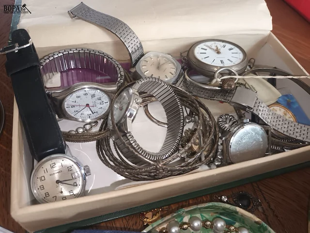 Lot 58 - juwelen, horloges en devotie - afbeelding 7 van  7