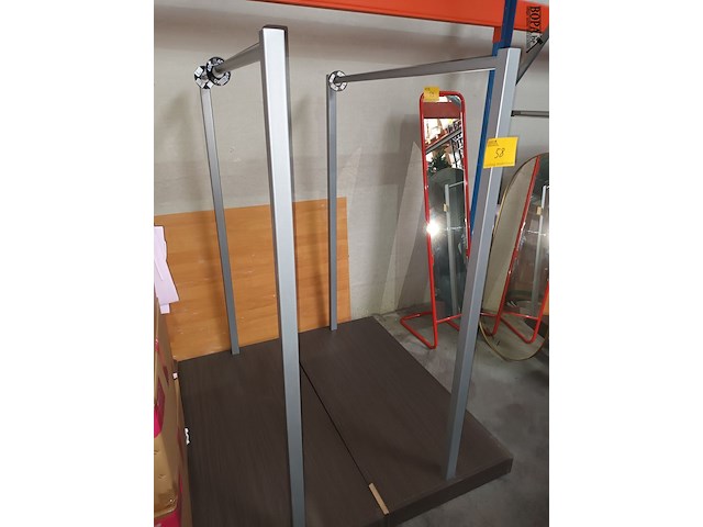 Lot 58 - kledingrek. 2 stuks - afbeelding 1 van  4