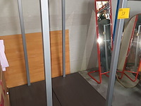 Lot 58 - kledingrek. 2 stuks - afbeelding 1 van  4