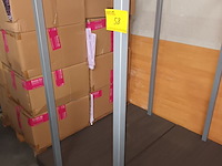 Lot 58 - kledingrek. 2 stuks - afbeelding 2 van  4