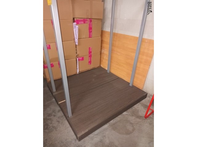 Lot 58 - kledingrek. 2 stuks - afbeelding 3 van  4