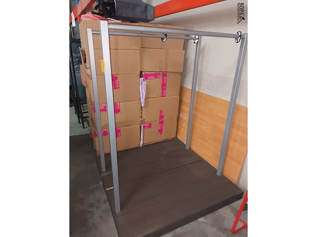 Lot 58 - kledingrek. 2 stuks - afbeelding 4 van  4