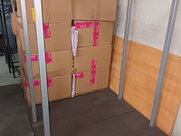 Lot 58 - kledingrek. 2 stuks - afbeelding 4 van  4