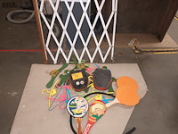 Lot 58 - speelgoed en kinderhekje - afbeelding 1 van  4