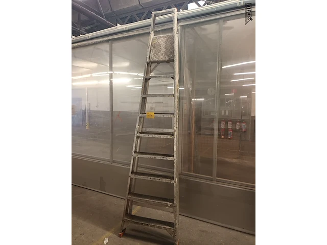 Lot 581 - trapladder - afbeelding 1 van  3