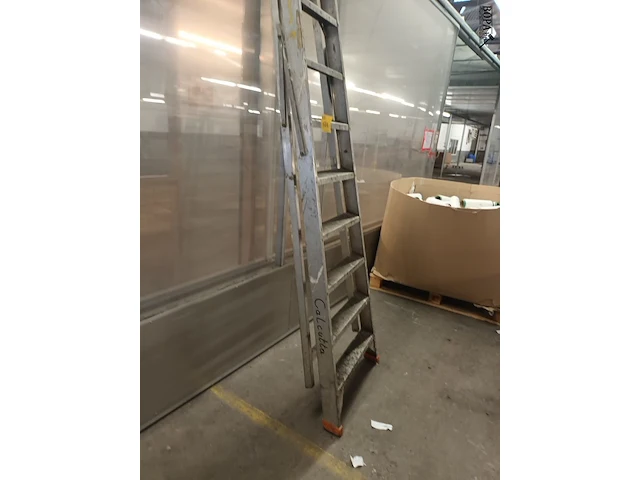 Lot 581 - trapladder - afbeelding 2 van  3