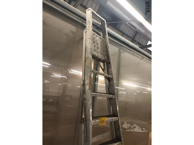 Lot 581 - trapladder - afbeelding 3 van  3